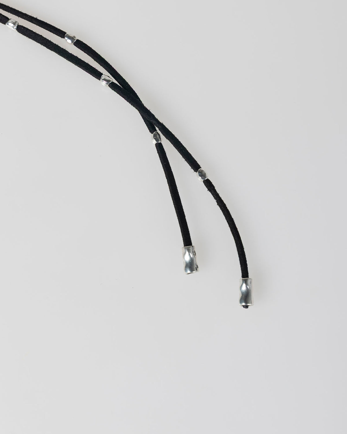Collar de cordón con abalorios