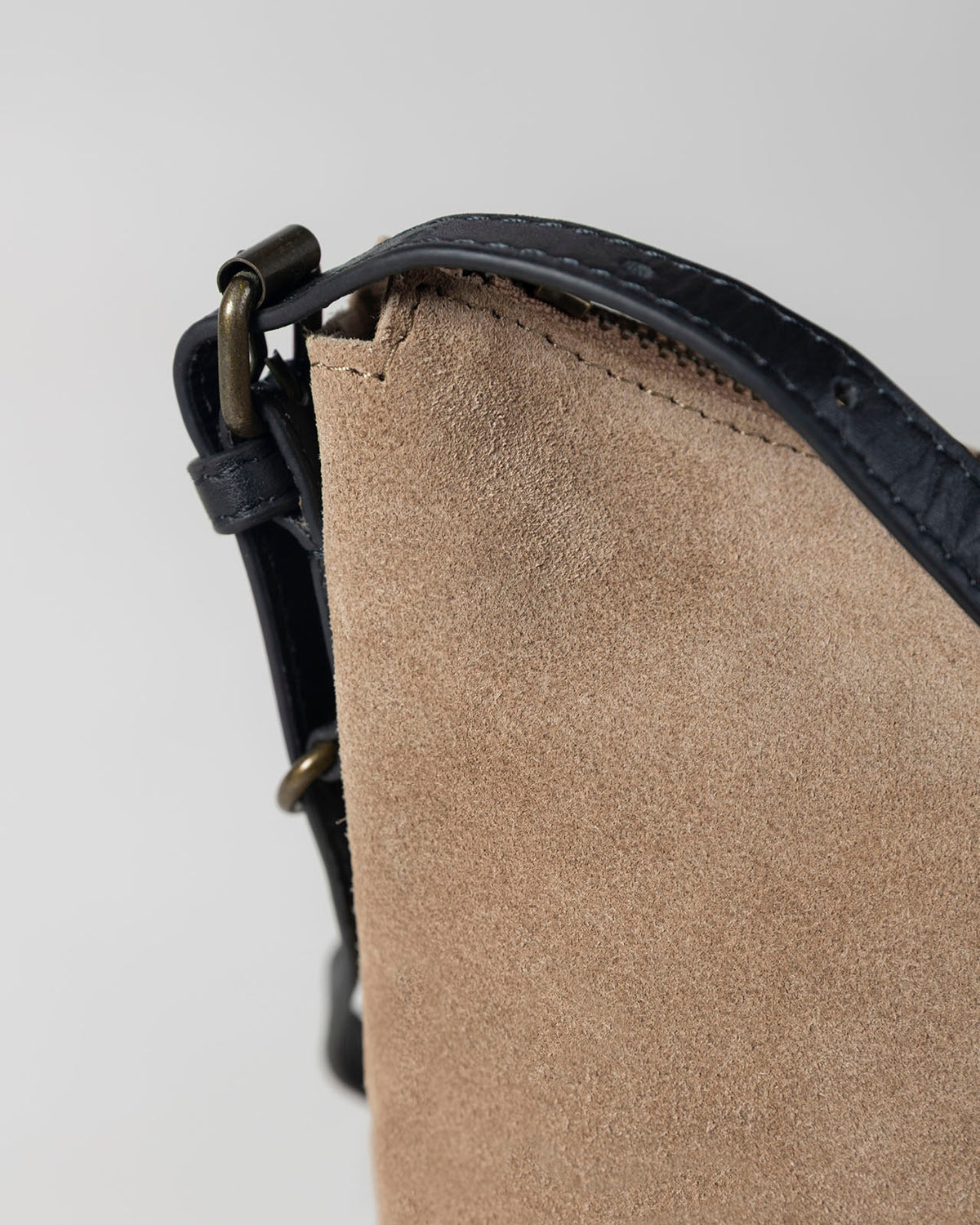 Bolso mediano con asas a contraste