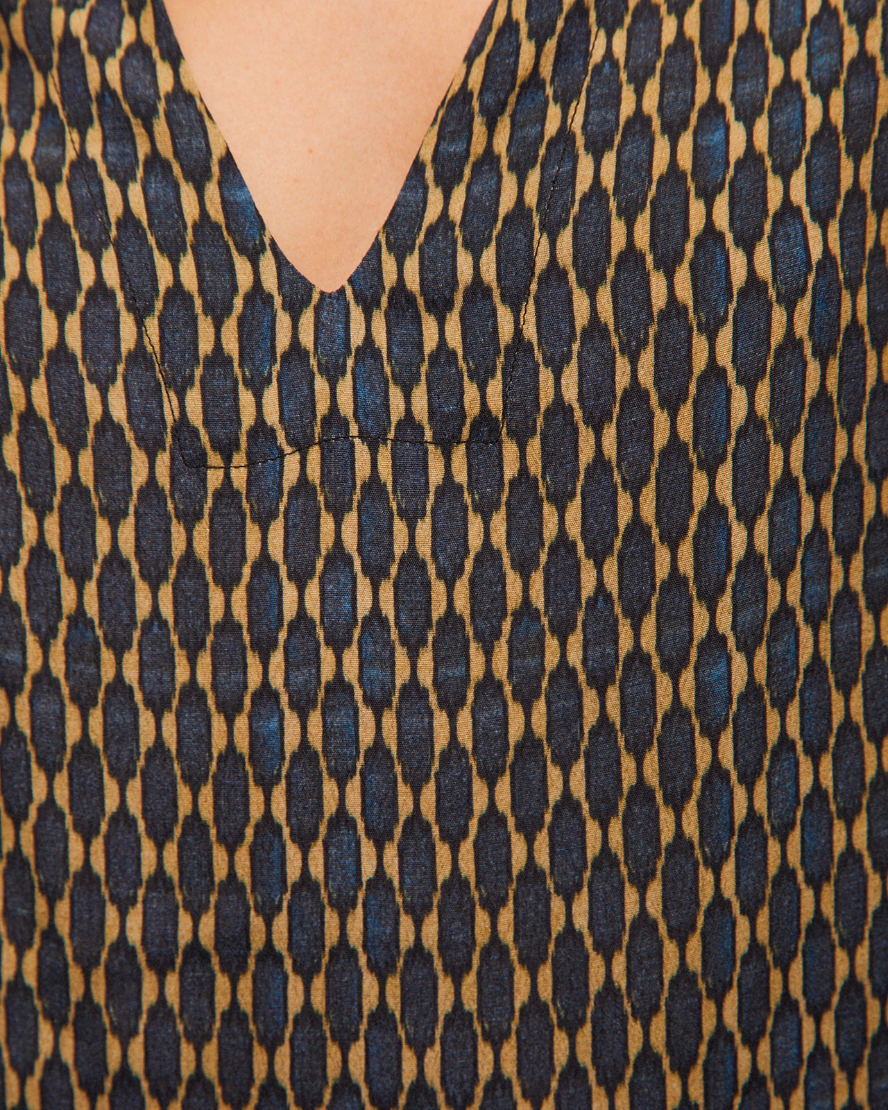 Camisa cuello mao con un estampado geométrico