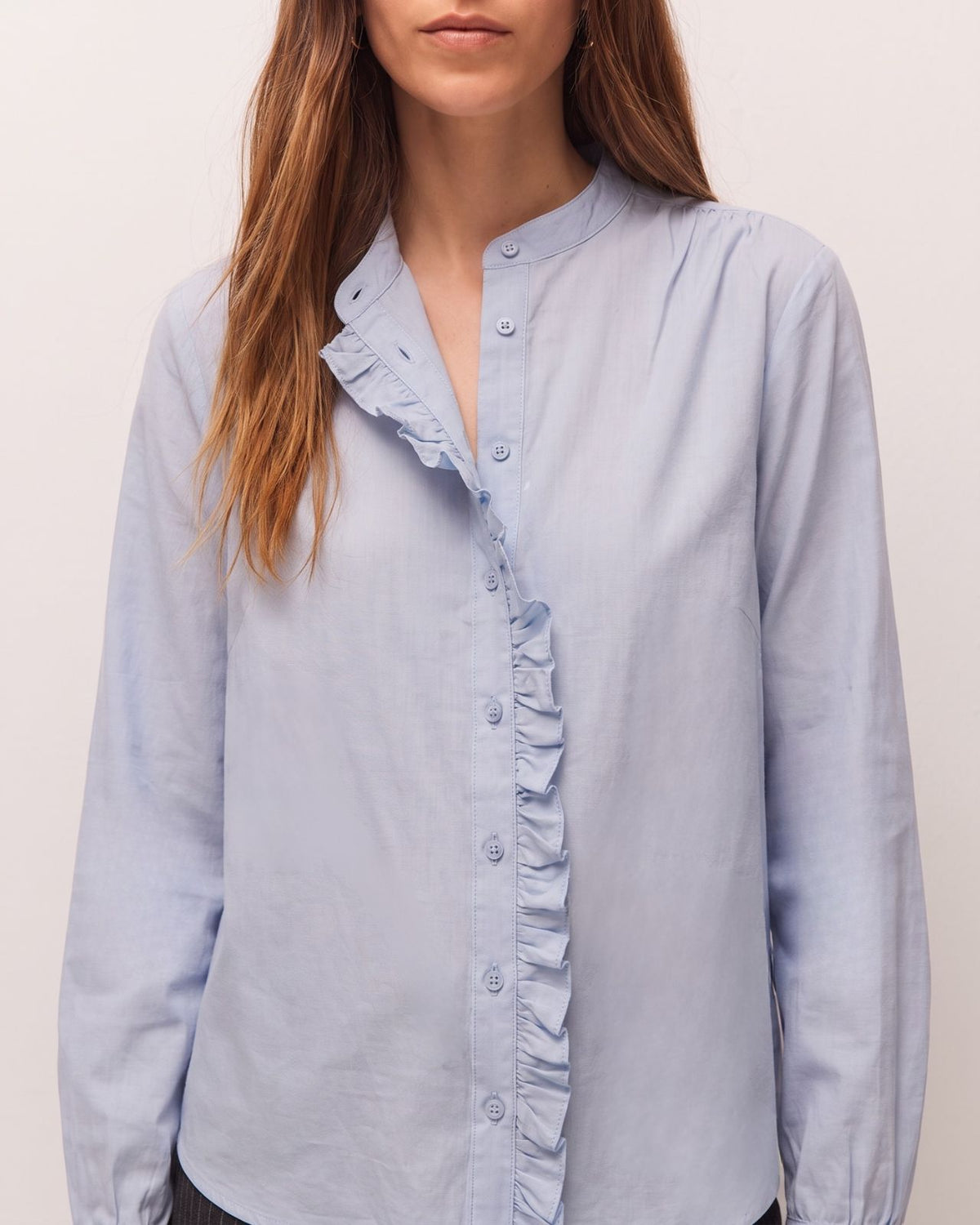 Camisa azul de chambray con volantes, detalle del tejido