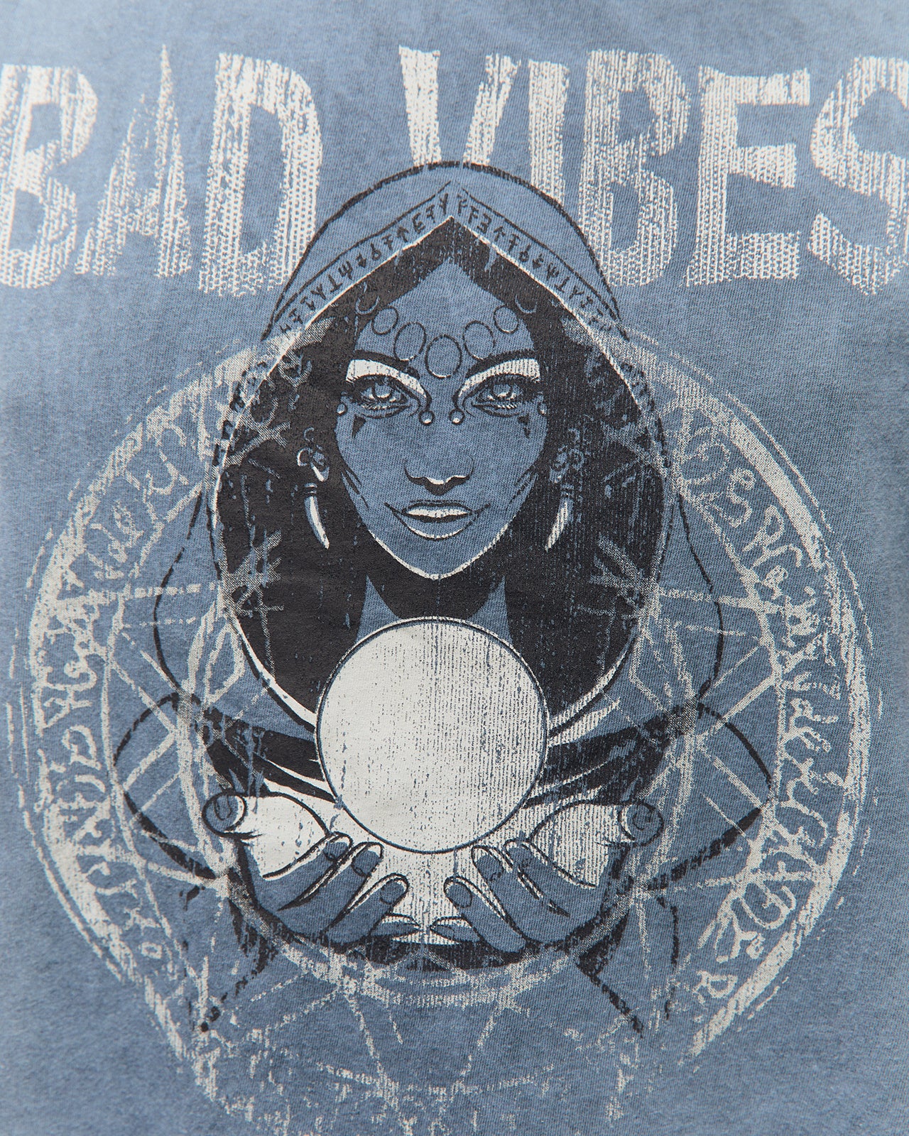 Camiseta manga renglant efecto delavado con un estampado de una videnta