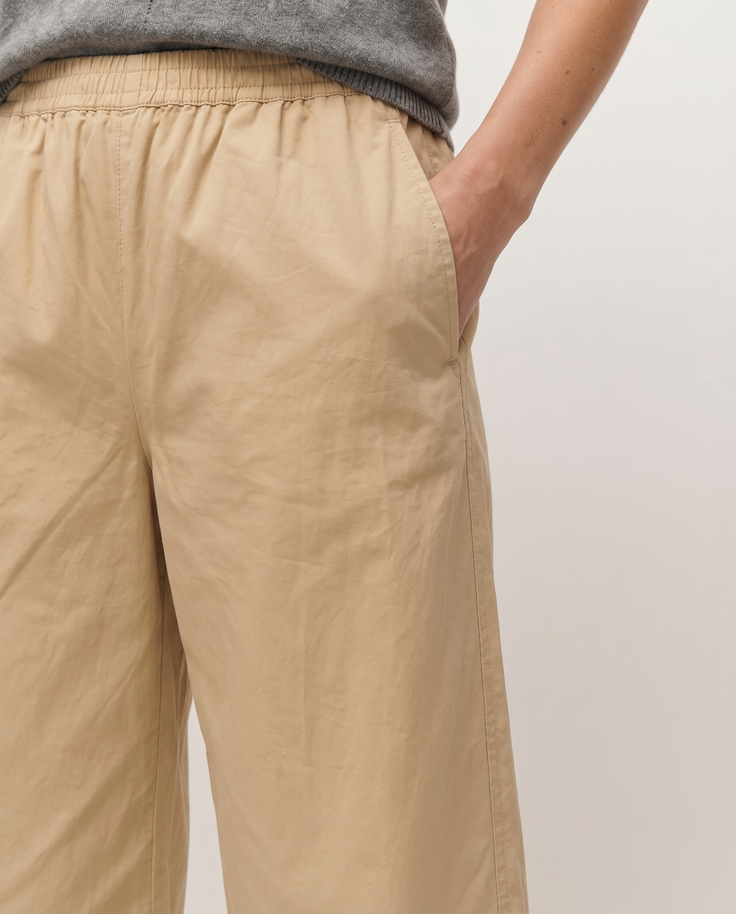 Pantalon barrel avec taille élastiquée.