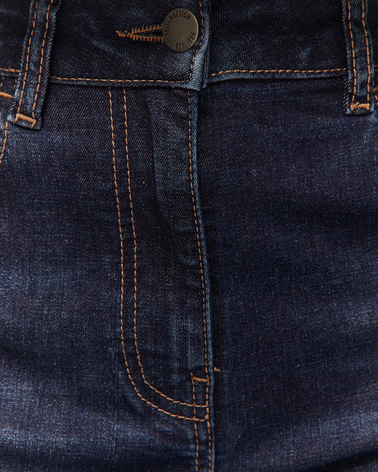 Pantalón denim con detalle de vuelta en el bajo