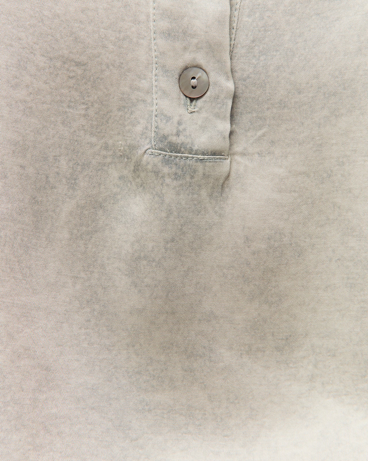Camisa satinada efecto corrosivo