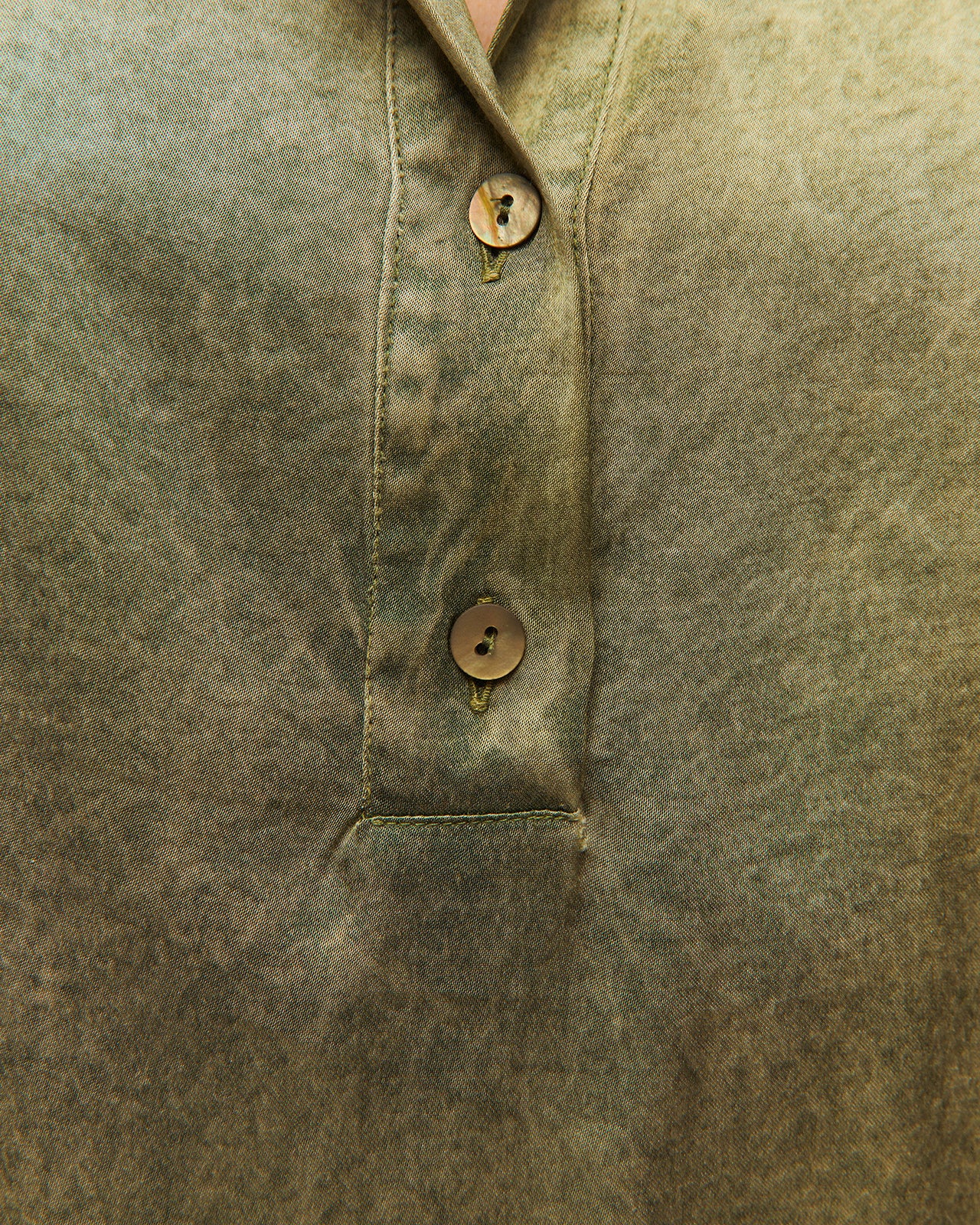 Camisa satinada efecto corrosivo