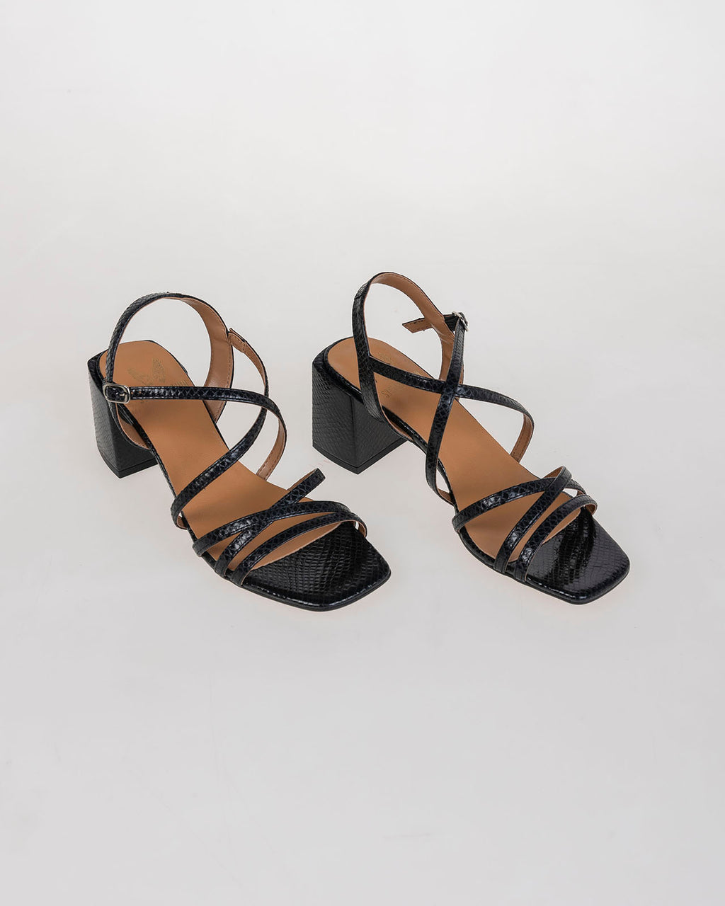 Sandalia negra con tiras de piel