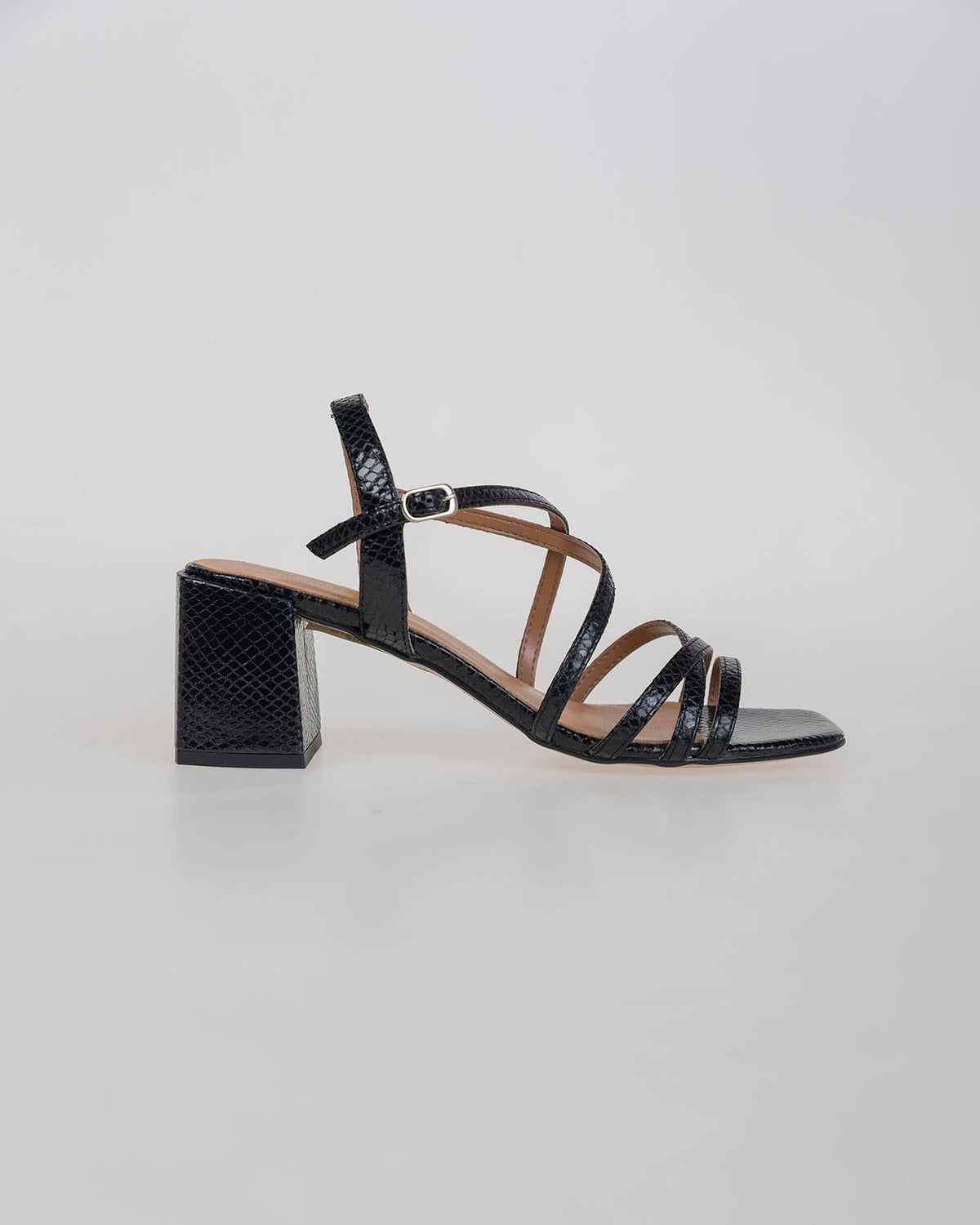 Sandalia negra con tiras de piel