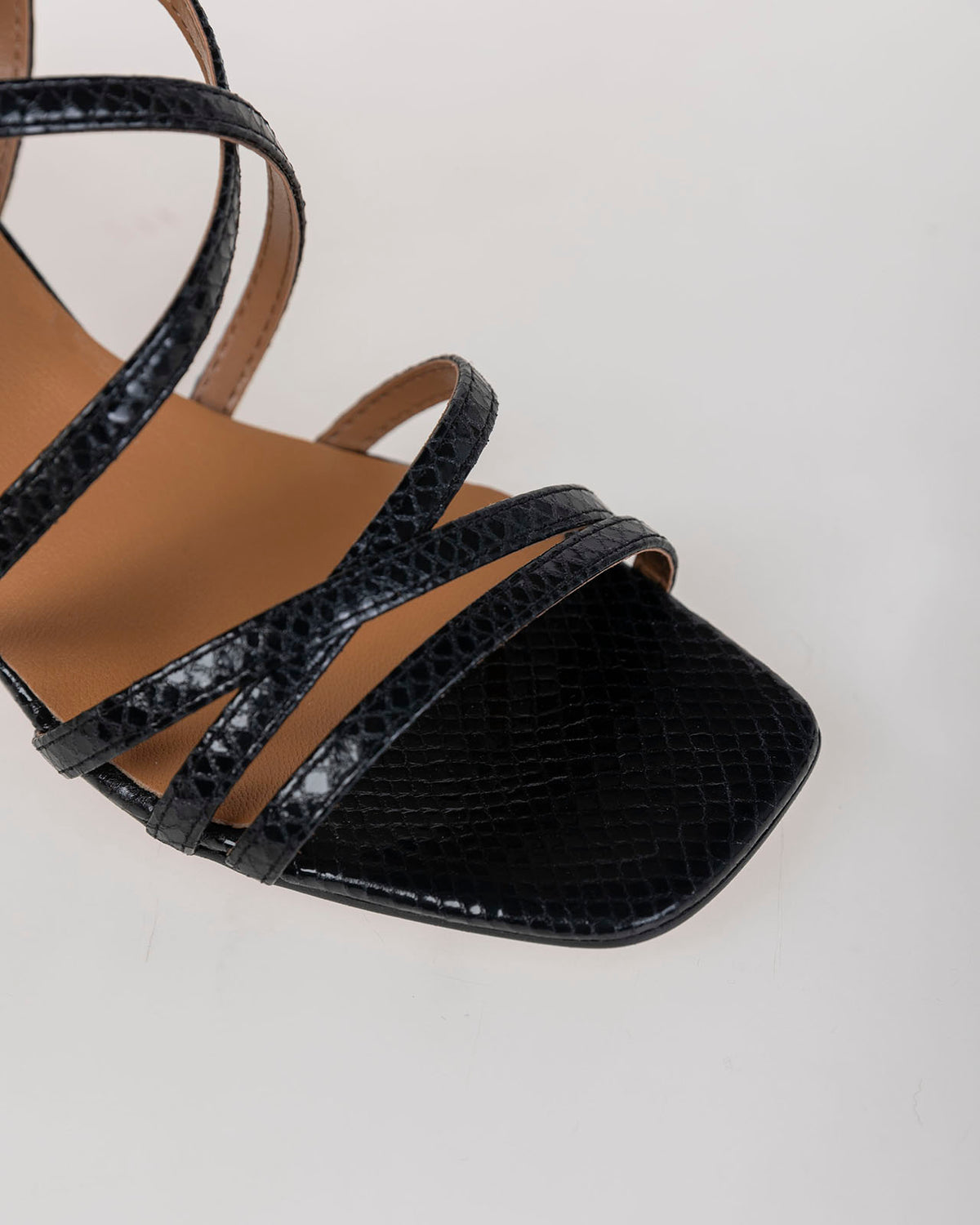 Sandalia negra con tiras de piel