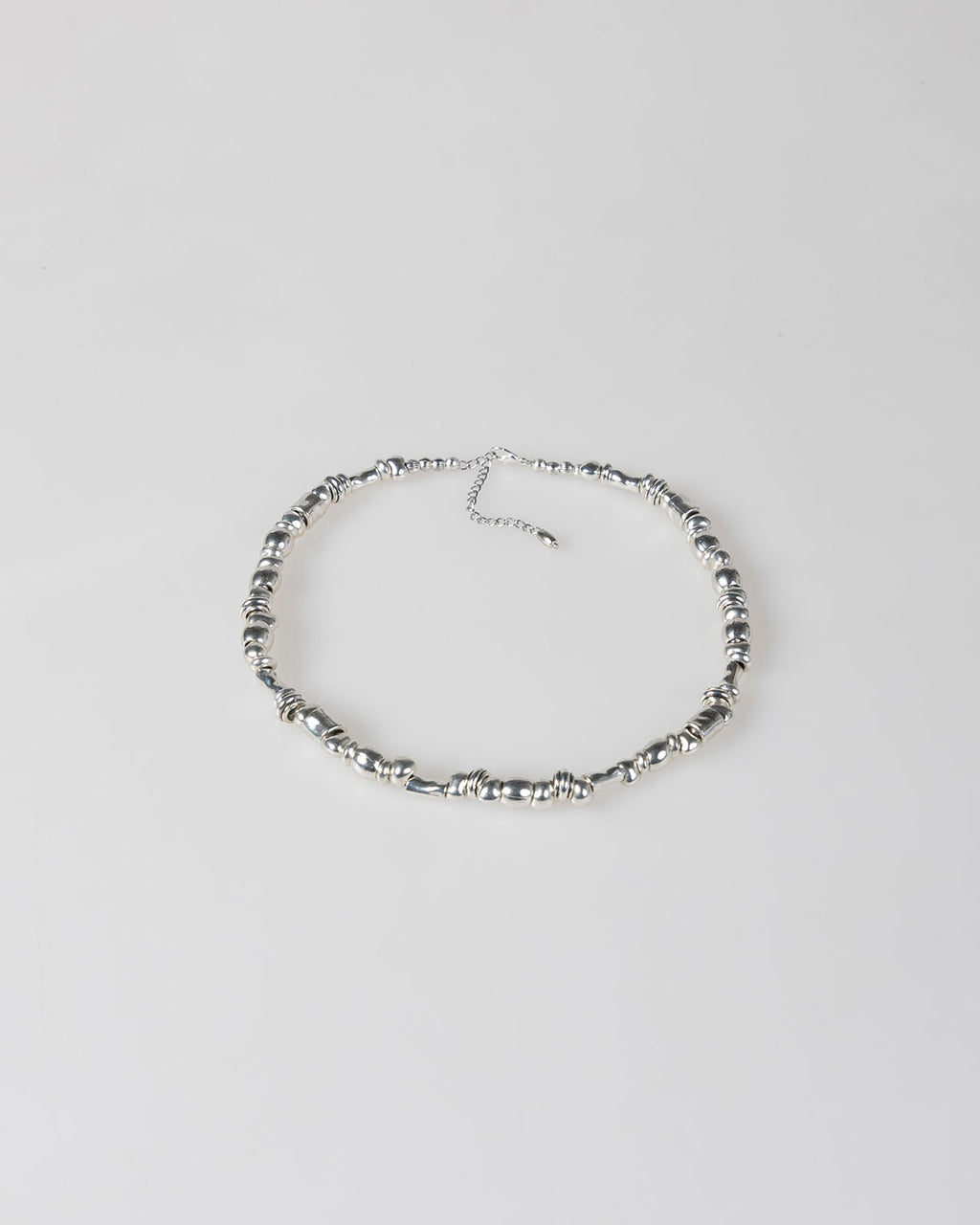 Collar de piedras plateadas