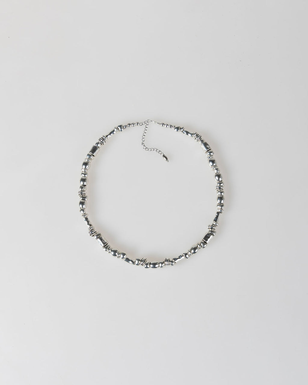Collar de piedras plateadas