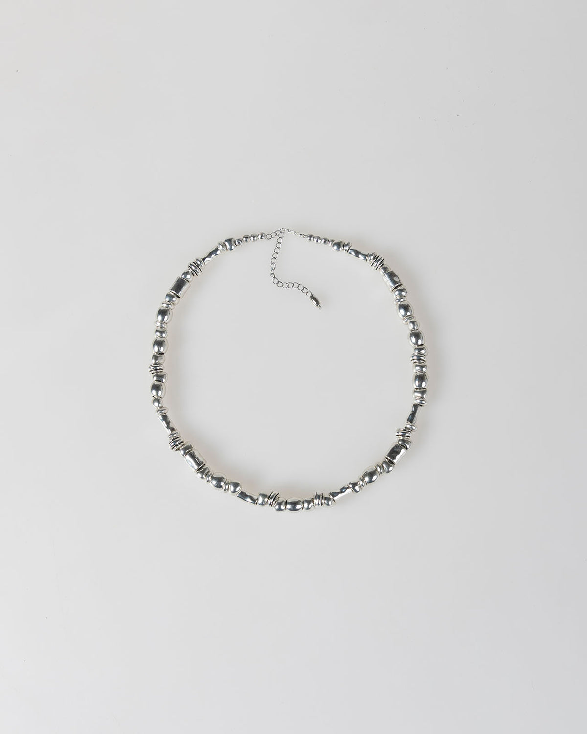 Collar de piedras plateadas