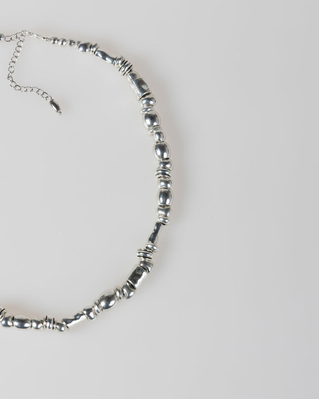 Collar de piedras plateadas