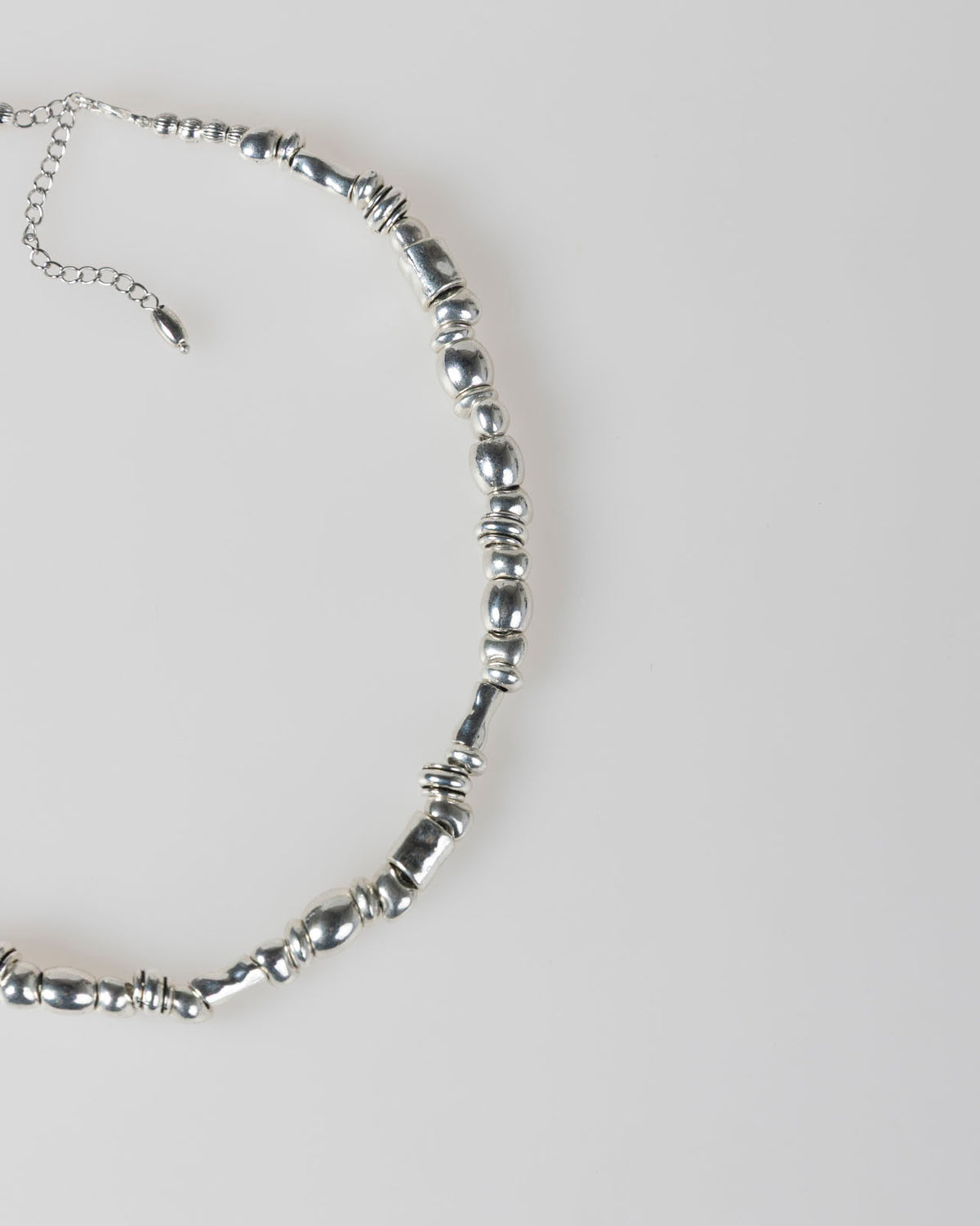 Collar de piedras plateadas