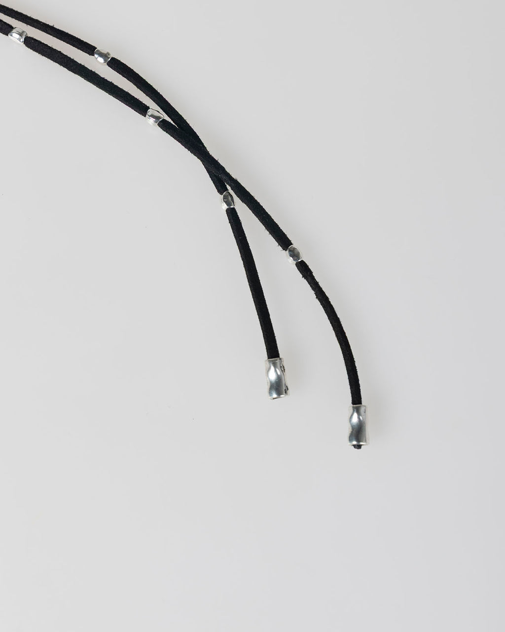 Collar de cordón con abalorios