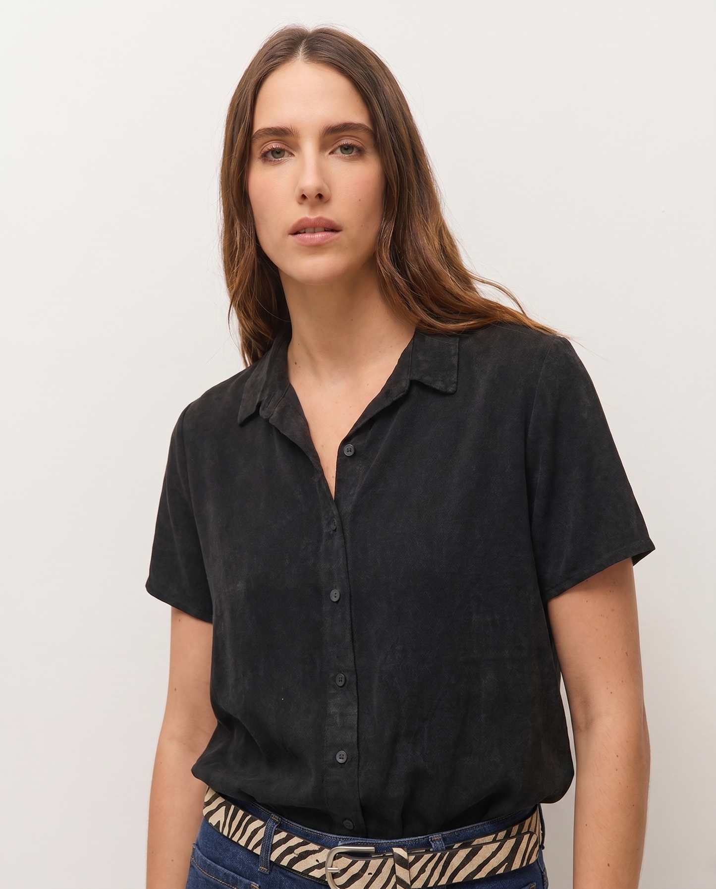 Short-sleeve shirt with a round, shirt-style collar and corrosive effect