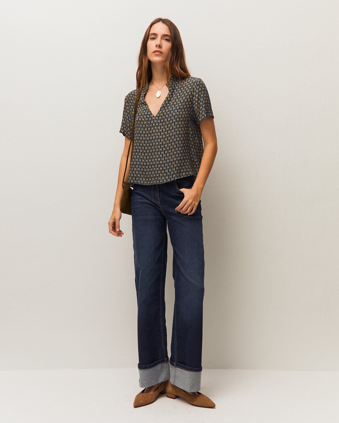 Camisa cuello mao con un estampado geométrico