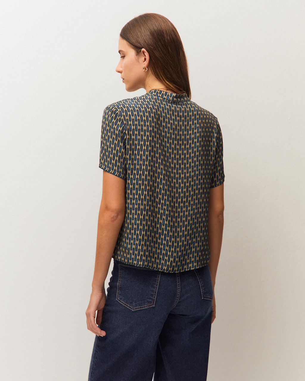 Camisa cuello mao con un estampado geométrico