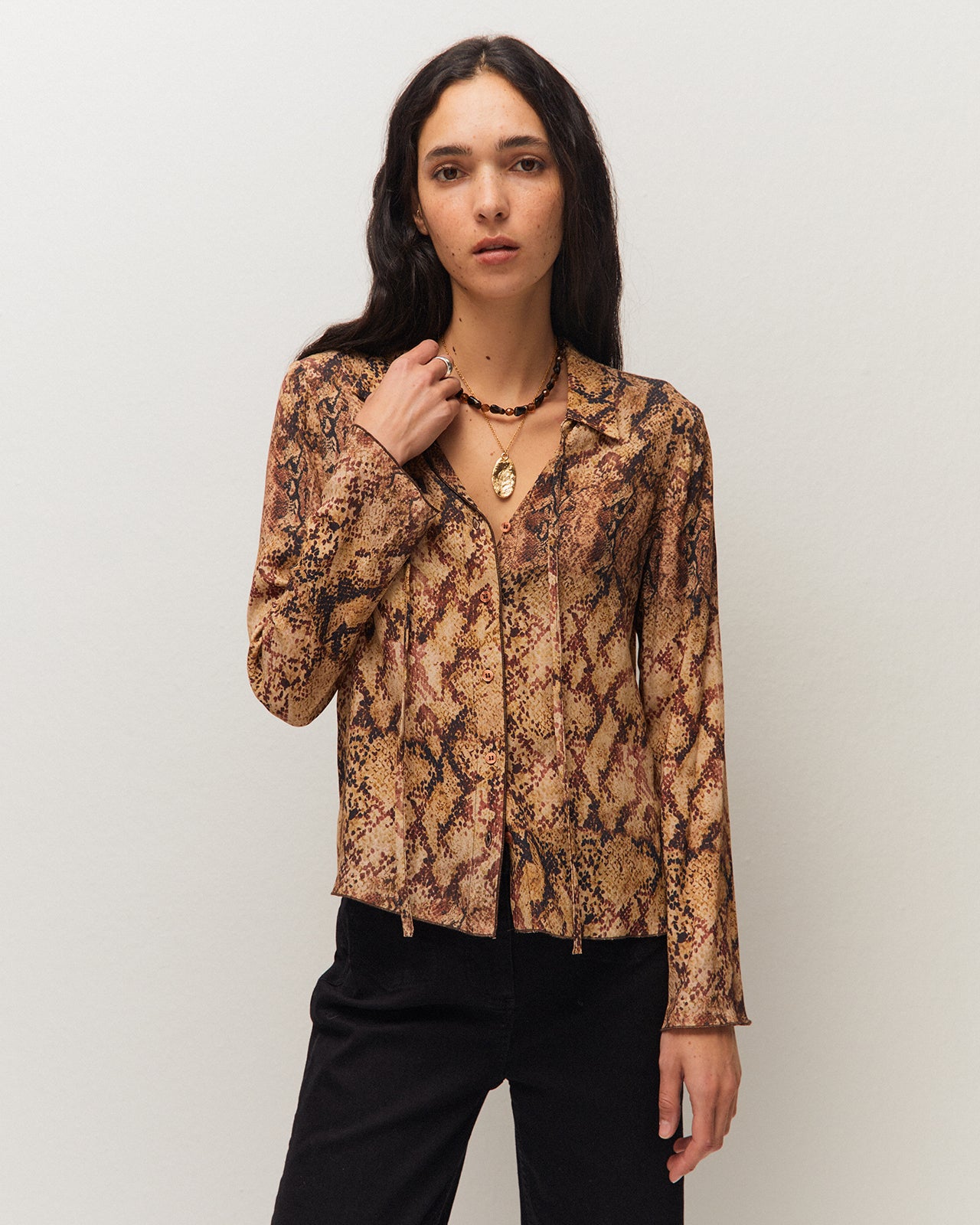 Camisa con estampado de serpiente