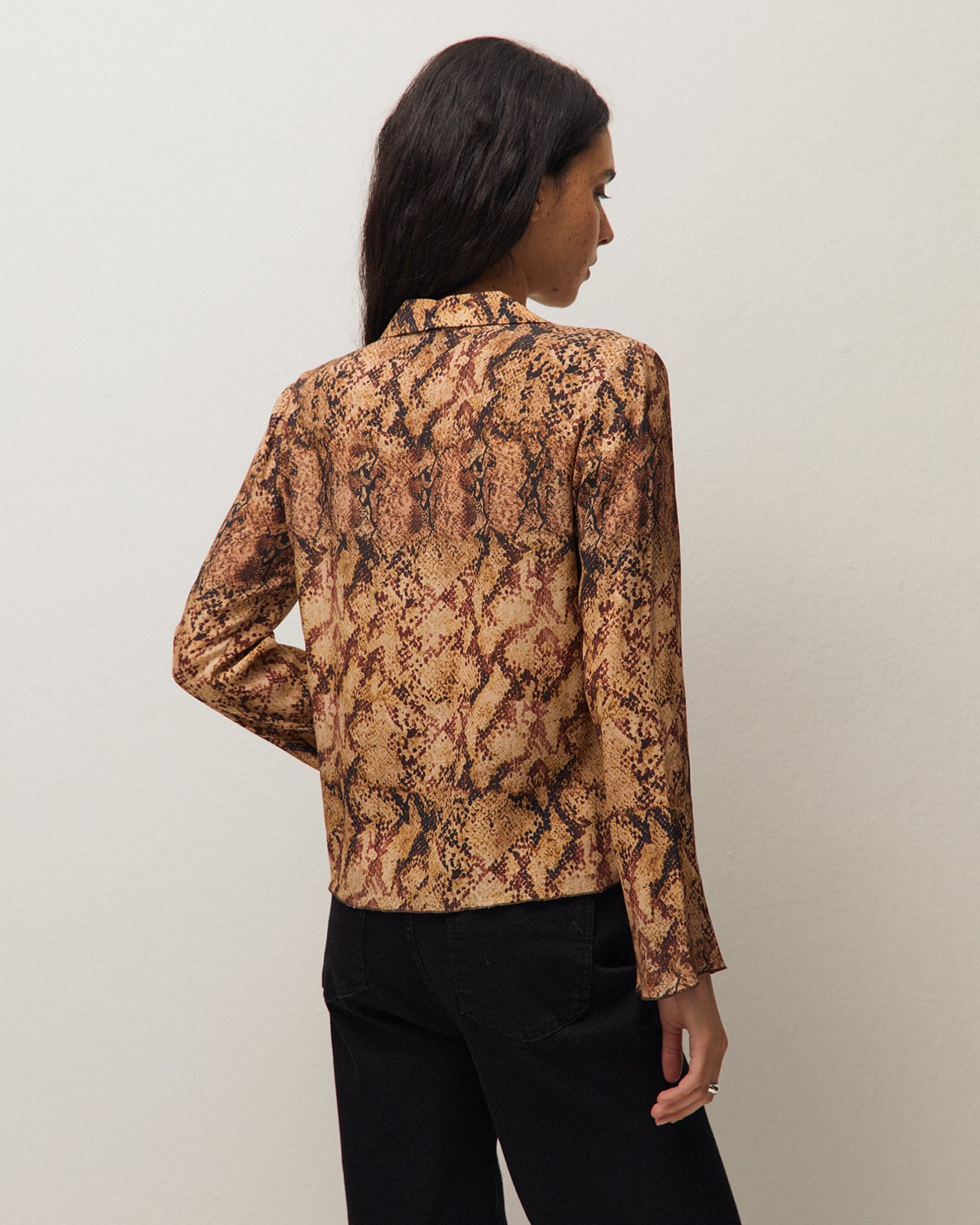 Camisa con estampado de serpiente