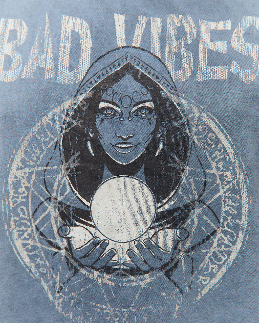 Camiseta manga renglant efecto delavado con un estampado de una videnta