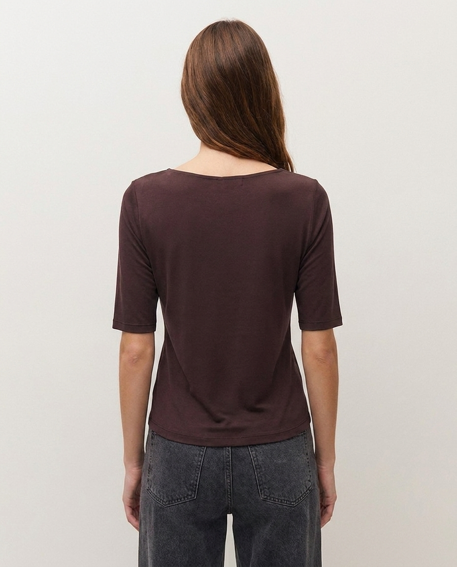 Camiseta manga corta con detalle de pliegue en el delantero