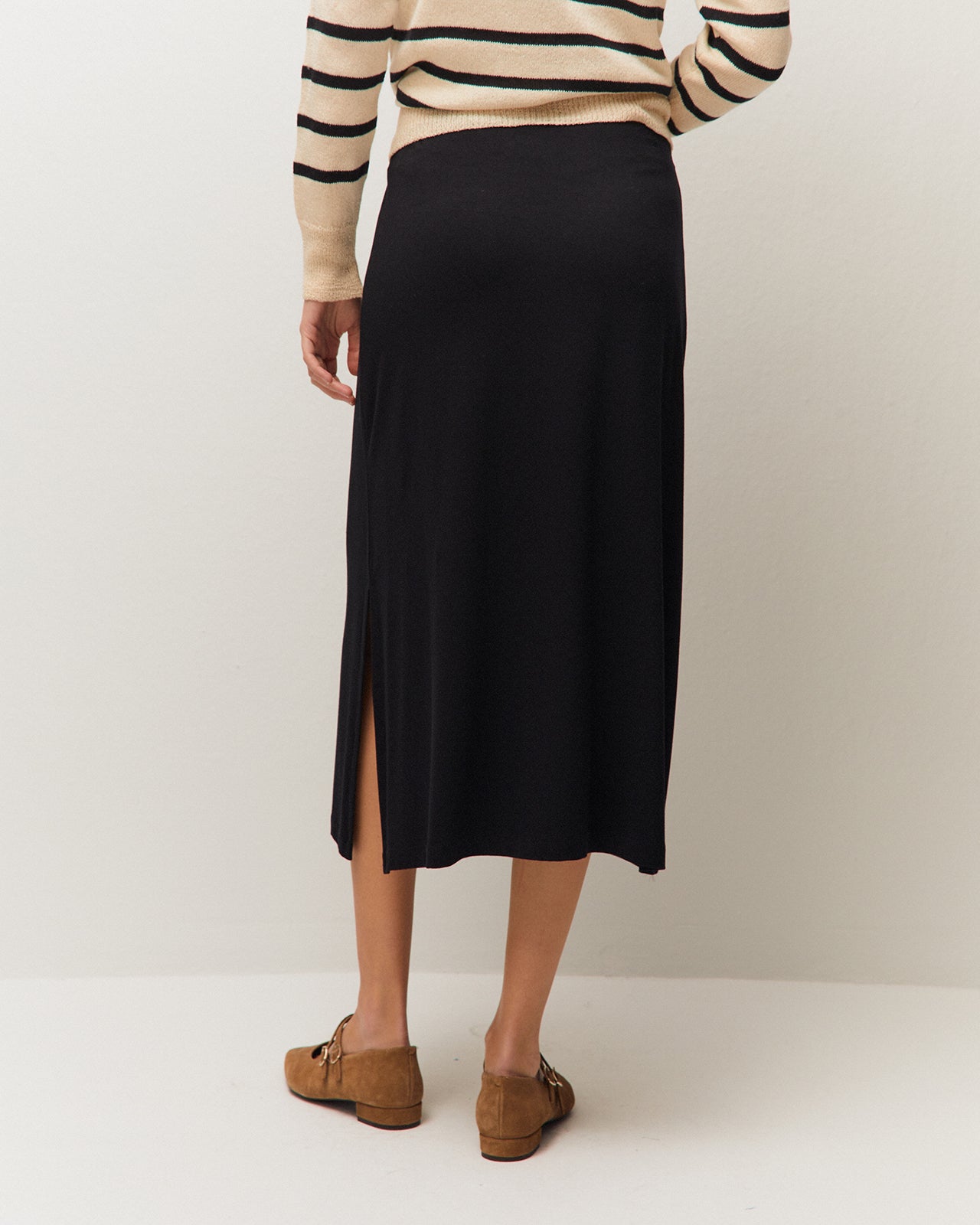 Falda midi con goma en la cintura