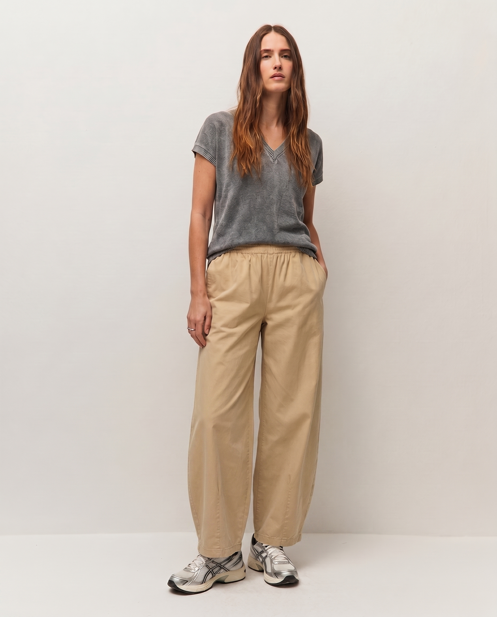Pantalón barrel con goma en la cintura.