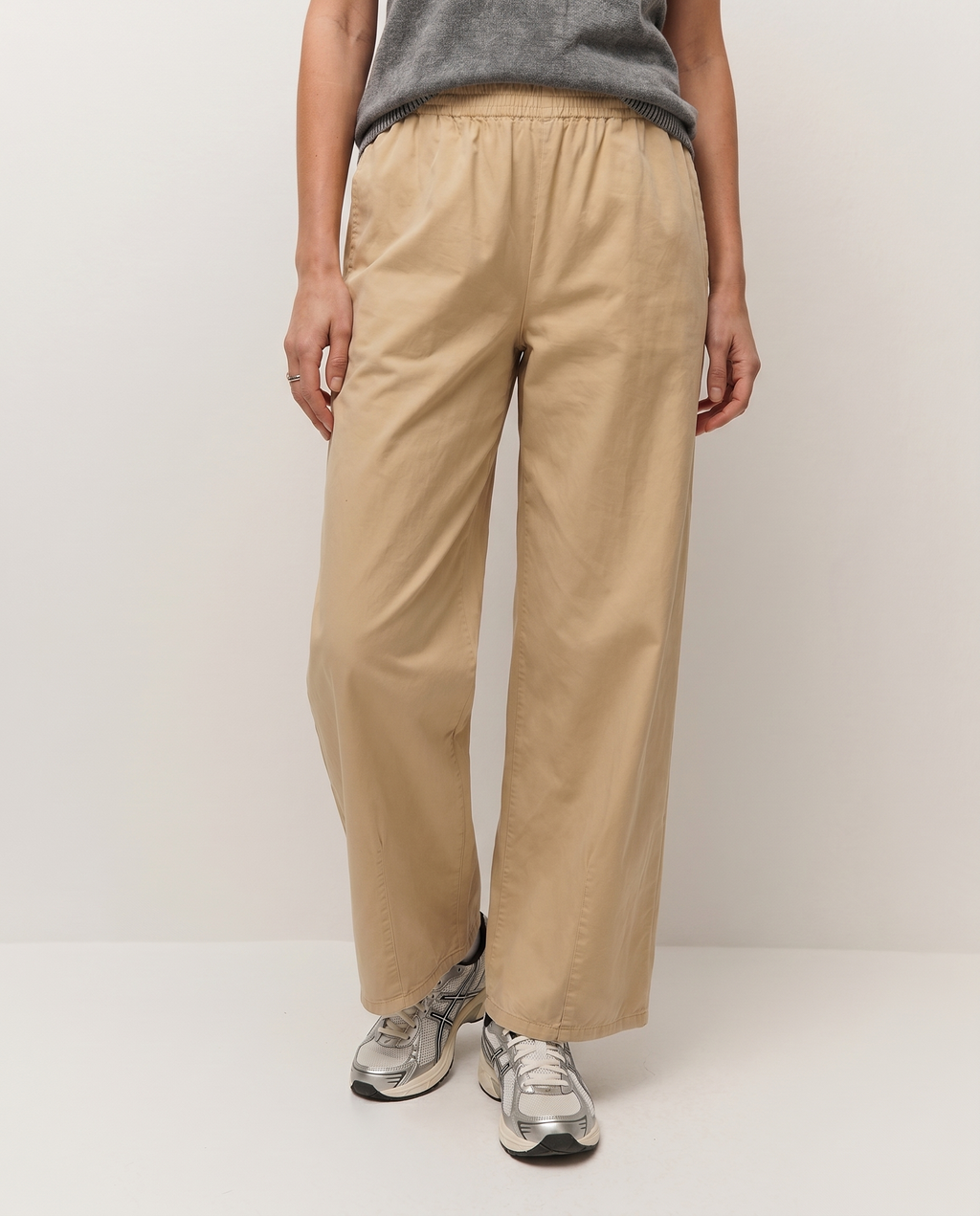 Pantalón barrel con goma en la cintura.