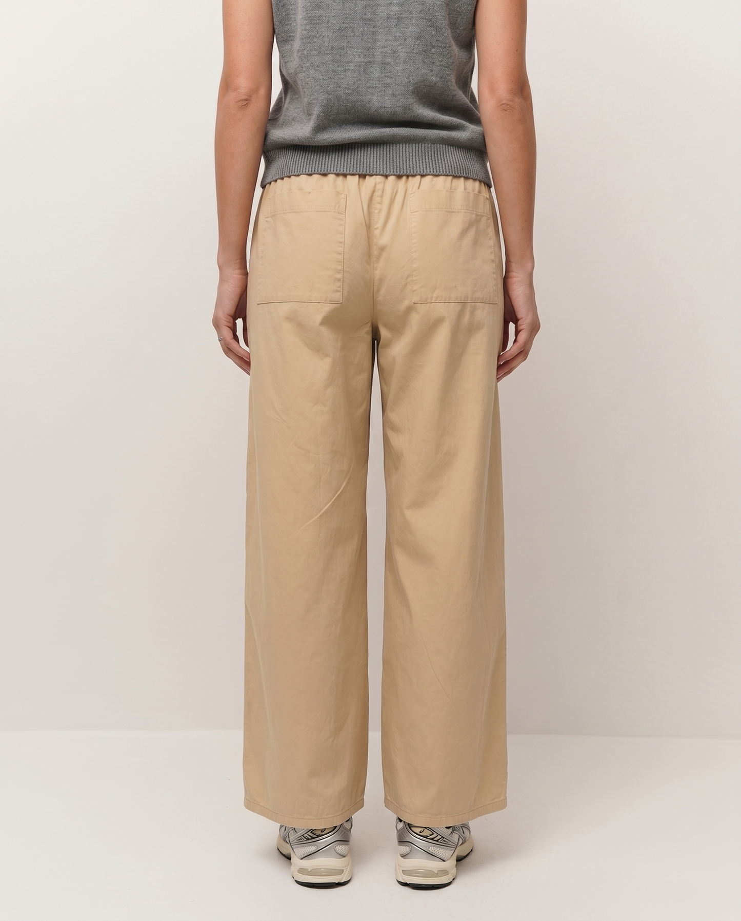 Pantalon barrel avec taille élastiquée.