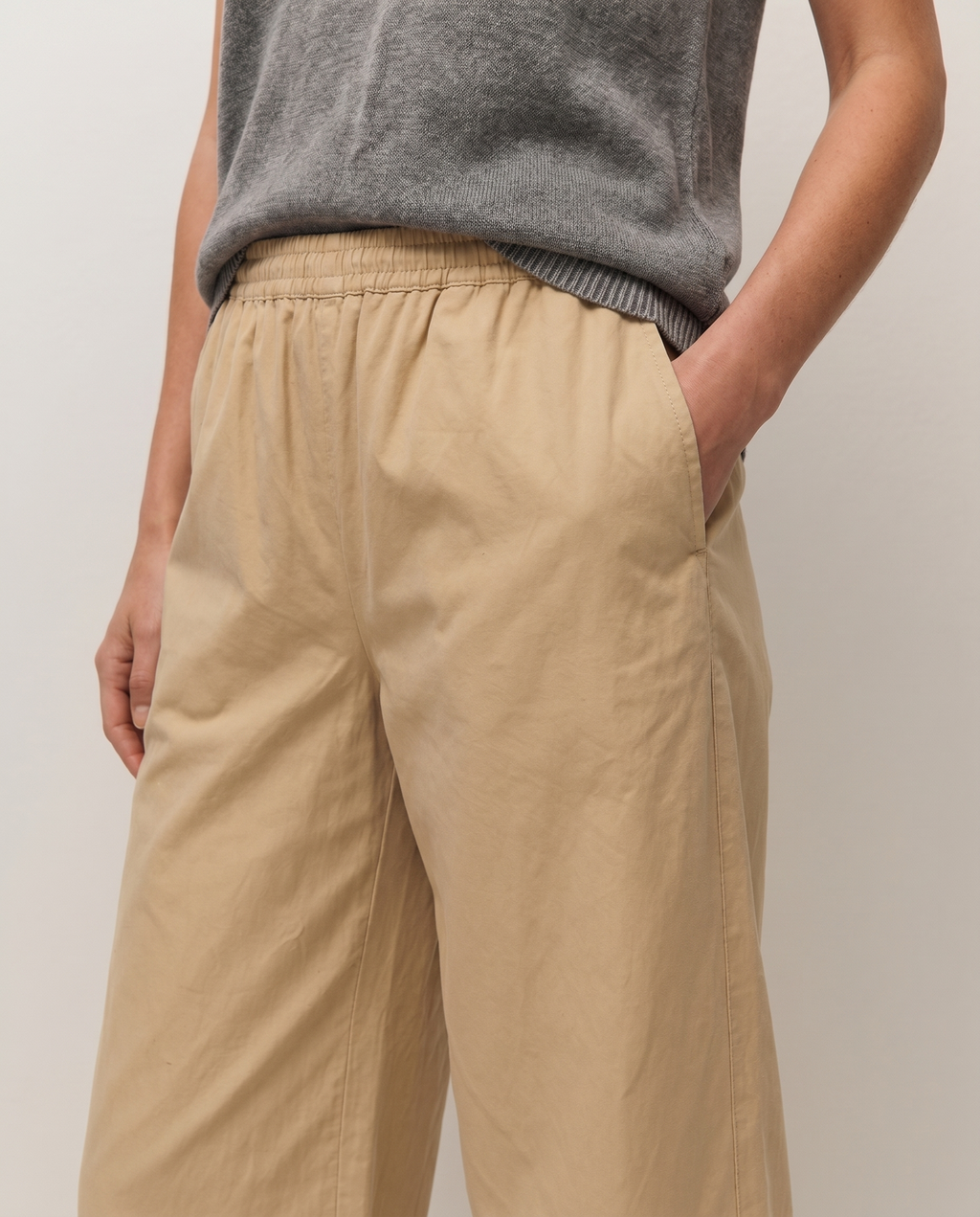 Pantalón barrel con goma en la cintura.