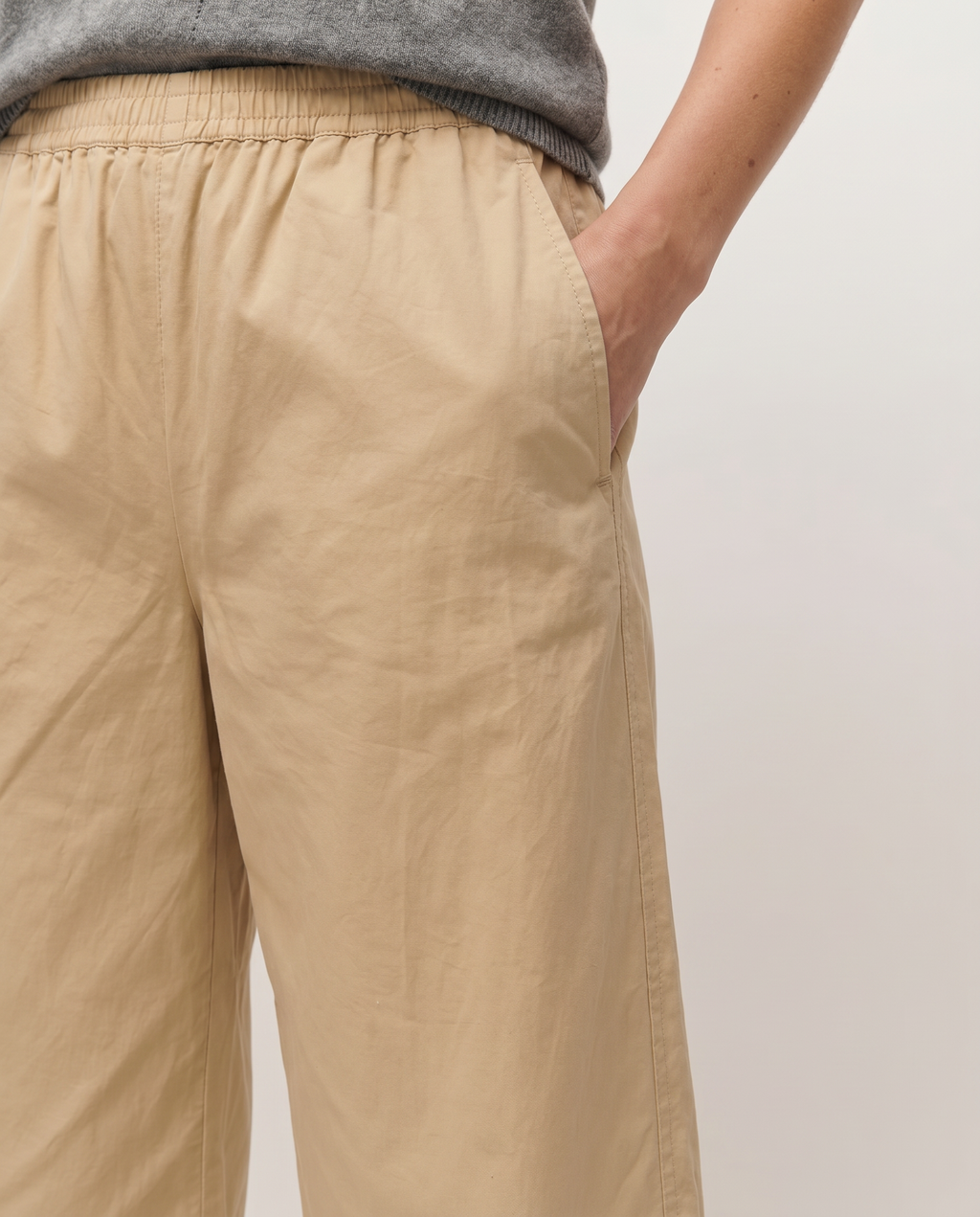 Pantalón barrel con goma en la cintura.