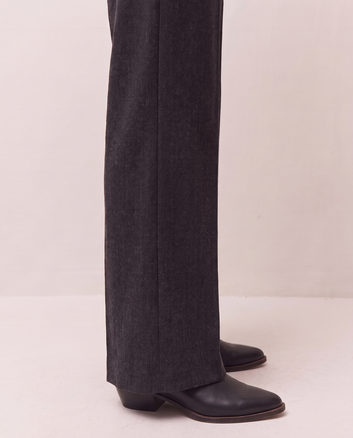 Pantalón ancho negro con detalle de bolsillos, detalle de la prenda