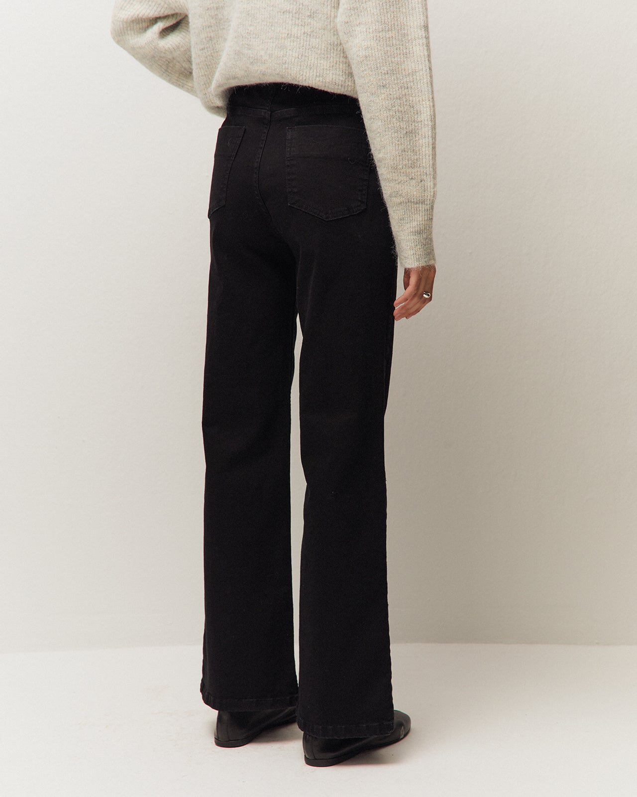 Pantalón denim con bolsillos de vivo