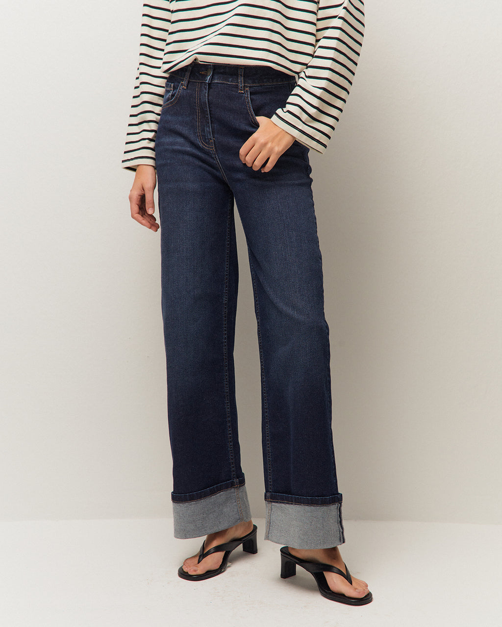 Pantalón denim con detalle de vuelta en el bajo