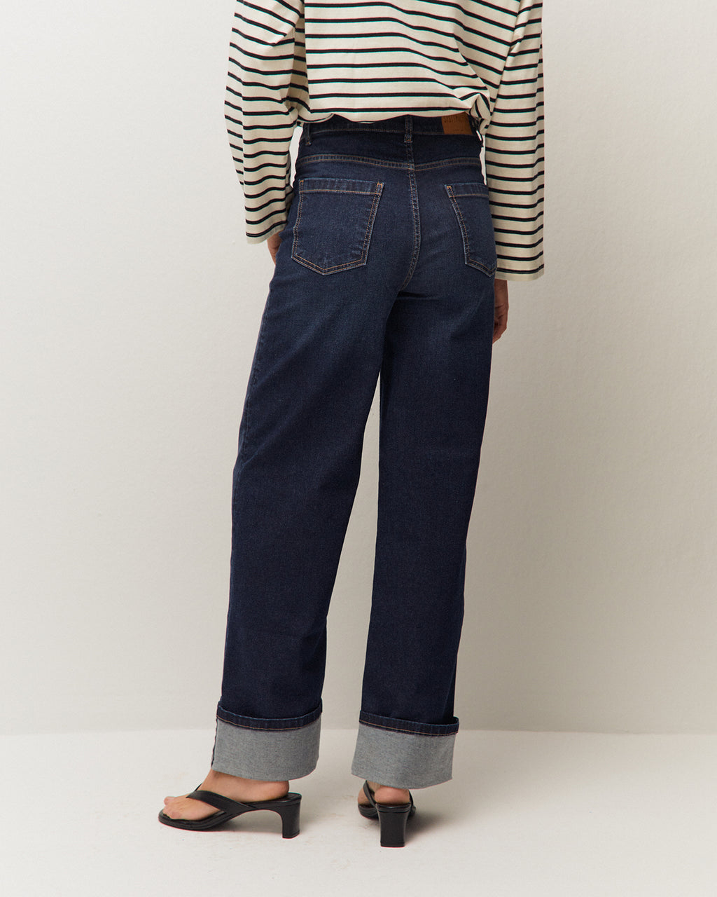 Pantalón denim con detalle de vuelta en el bajo