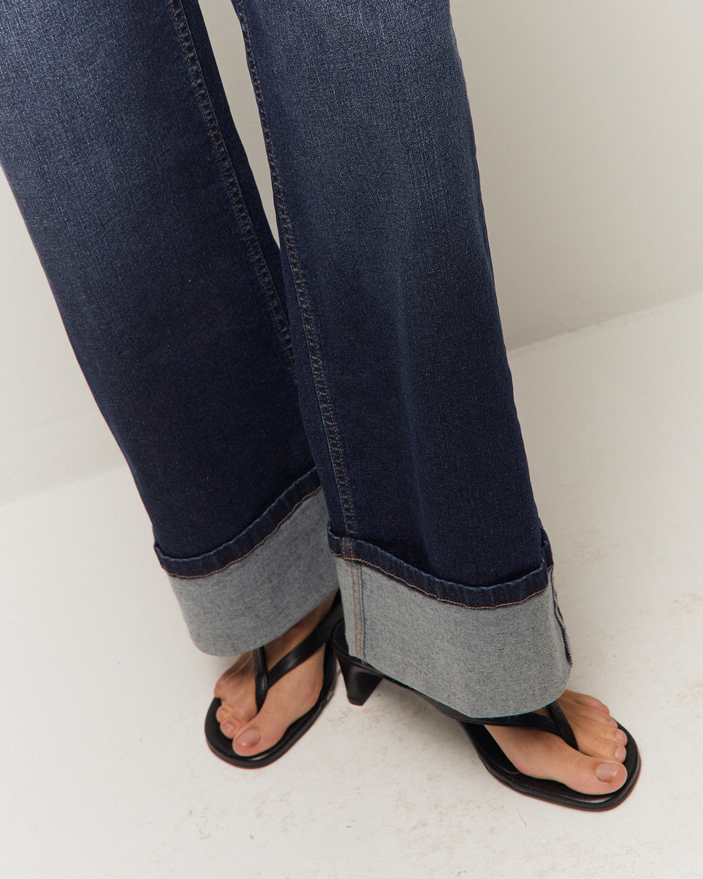Pantalón denim con detalle de vuelta en el bajo
