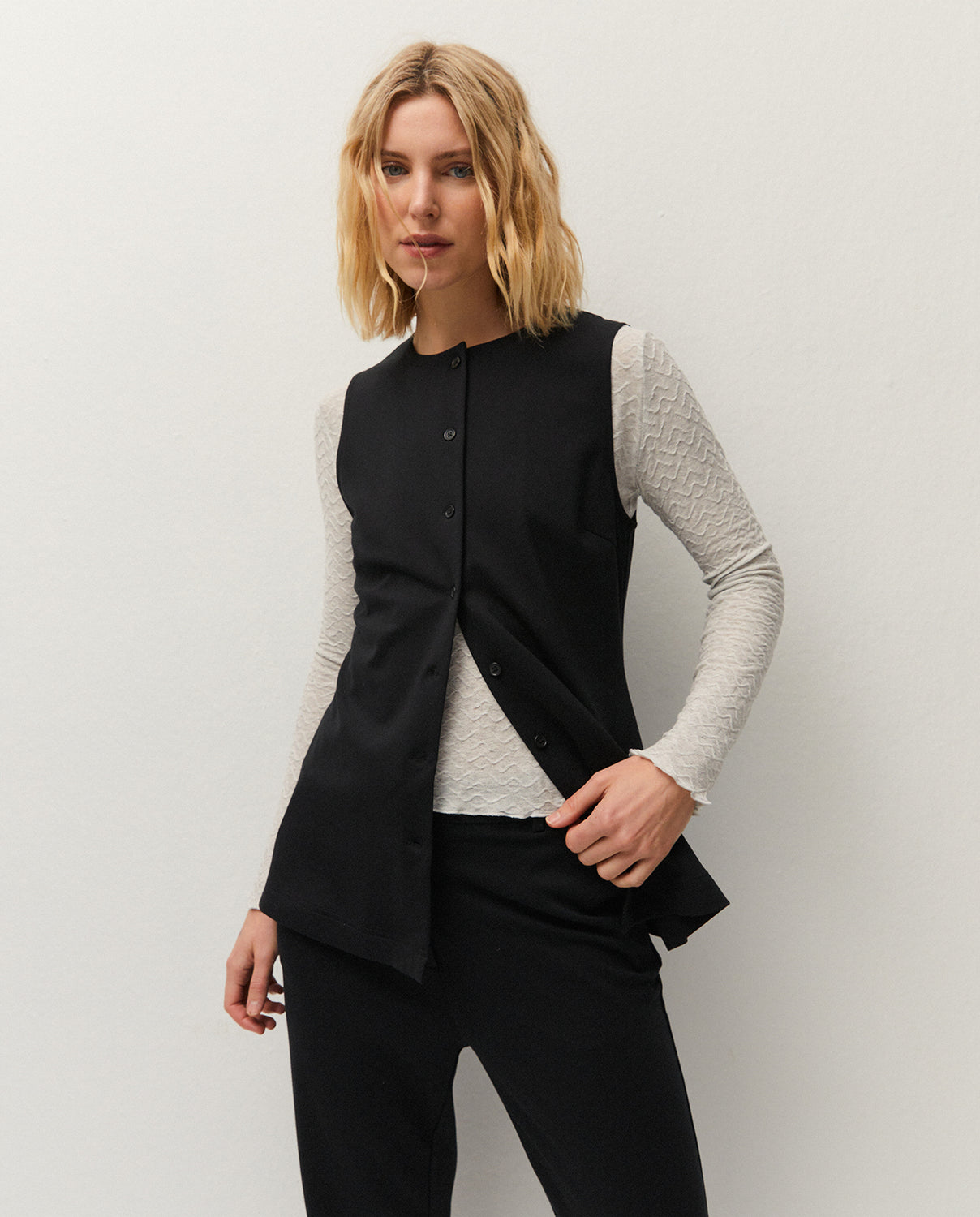 Chaleco negro con cuello caja, vista delantera