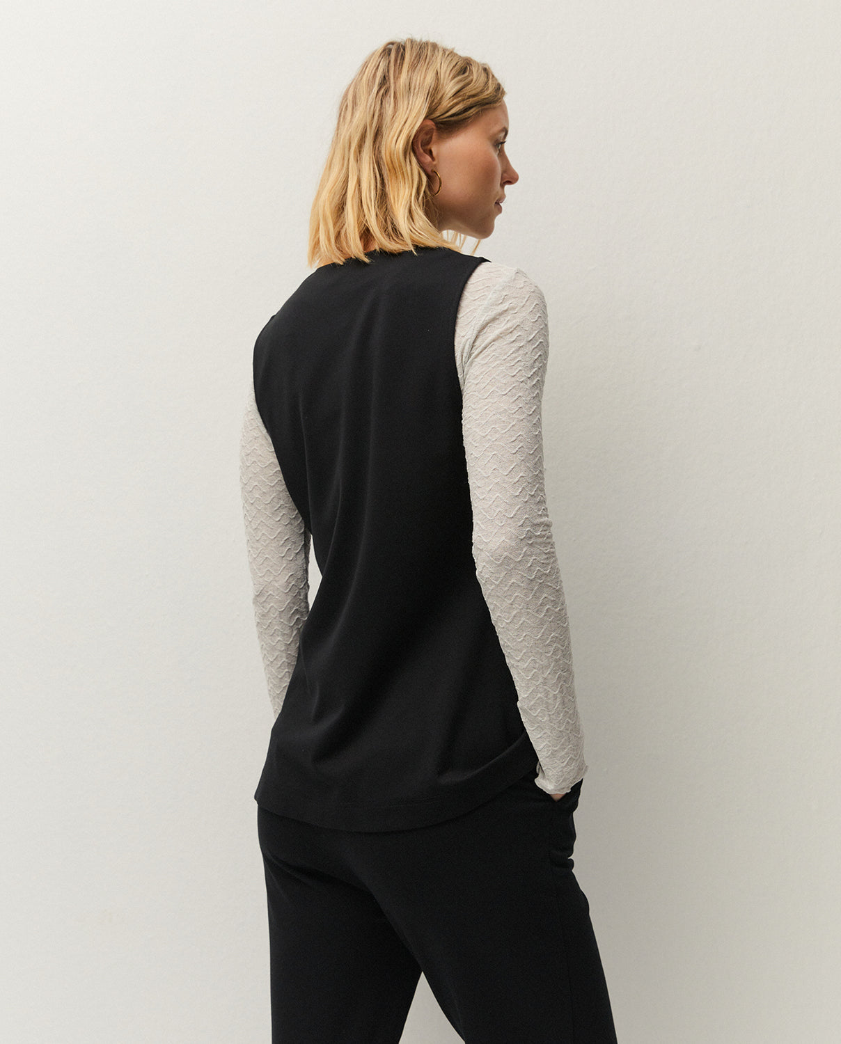 Chaleco negro con cuello caja, vista trasera