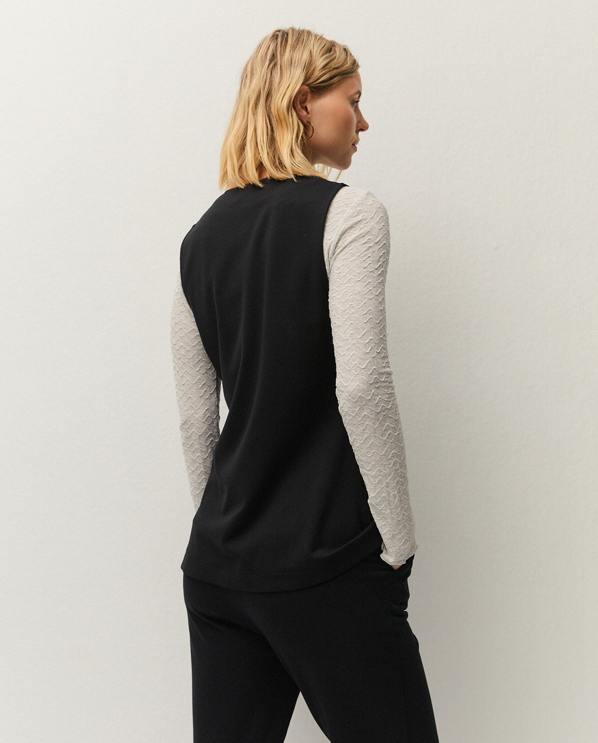 Chaleco negro con cuello caja, vista trasera