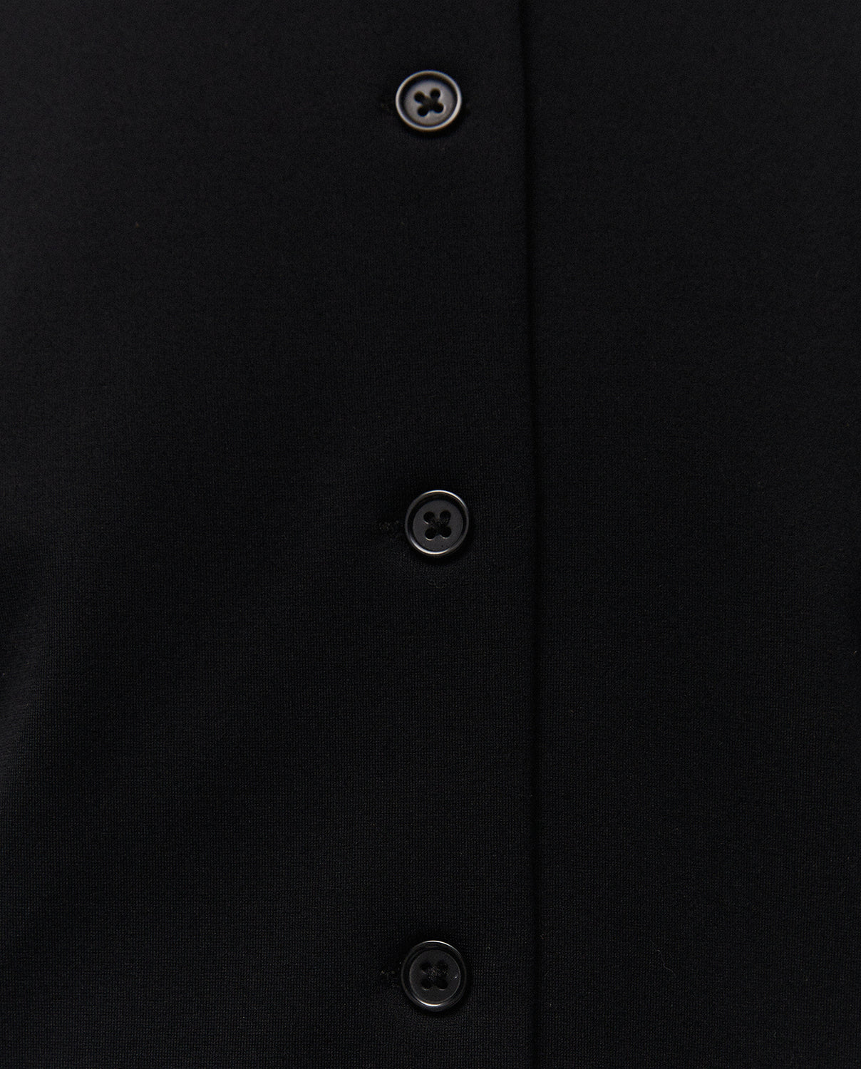 Chaleco negro con cuello caja, detalle del tejido