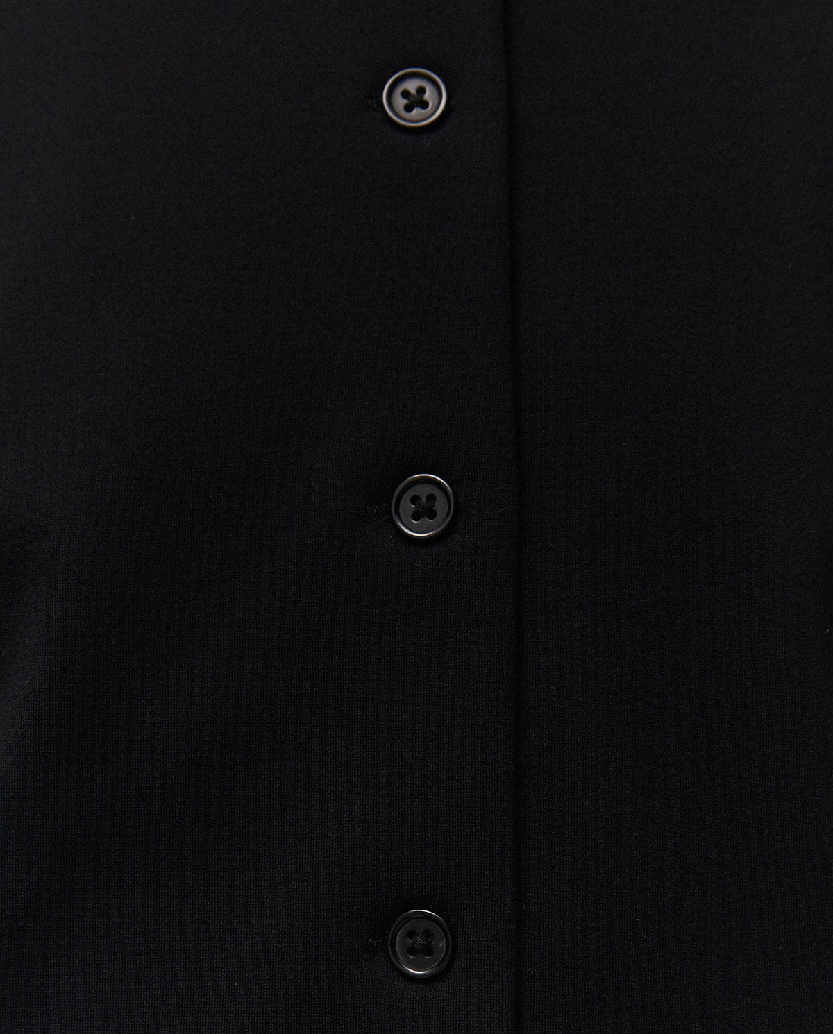 Chaleco negro con cuello caja, detalle del tejido