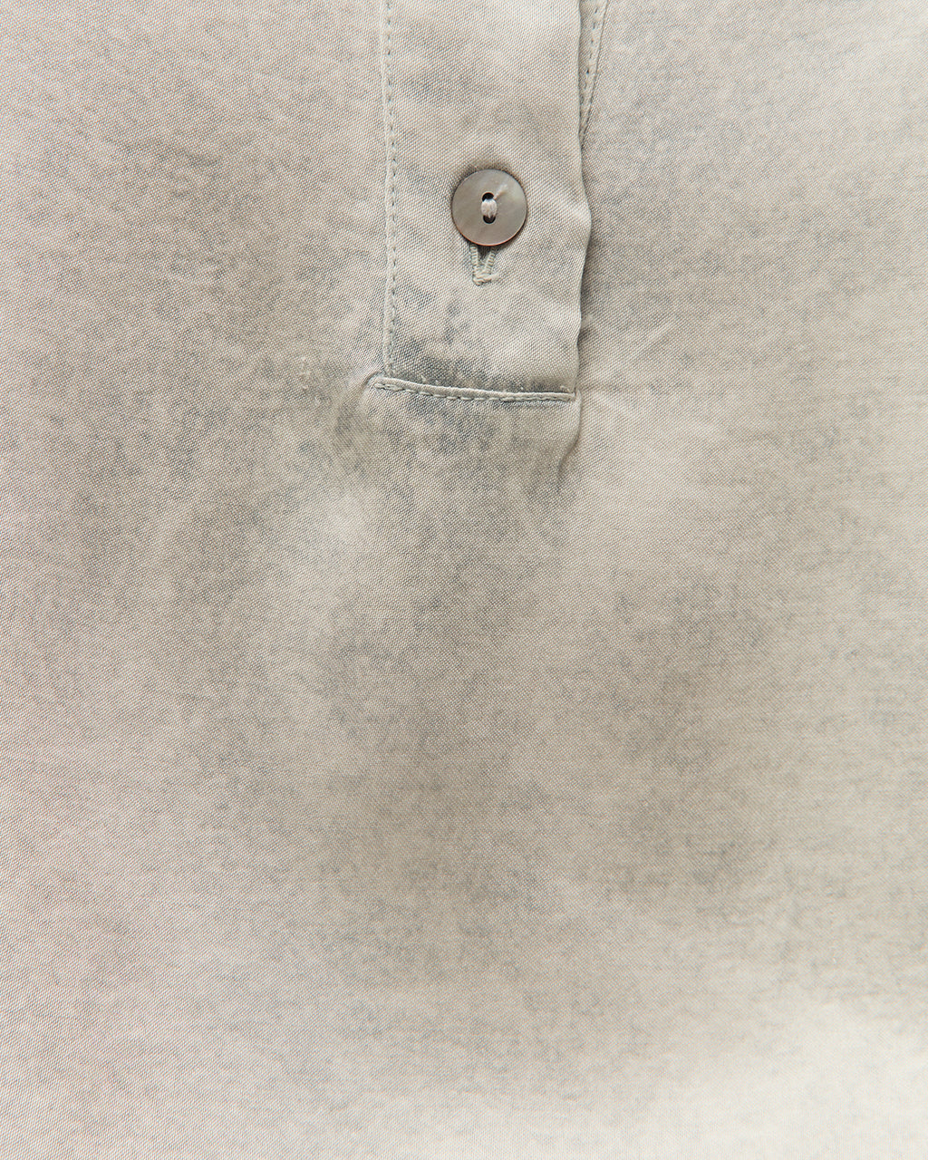 Camisa satinada efecto corrosivo