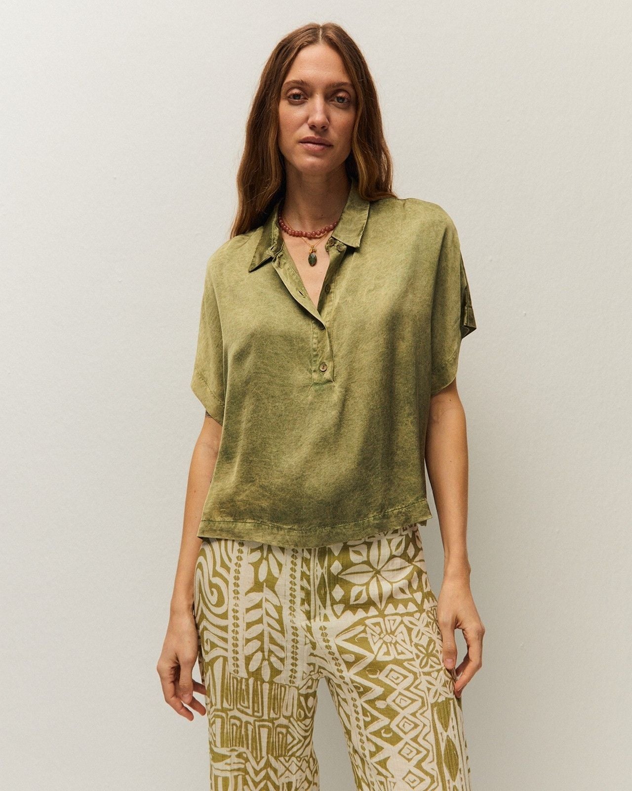Camisa satinada efecto corrosivo