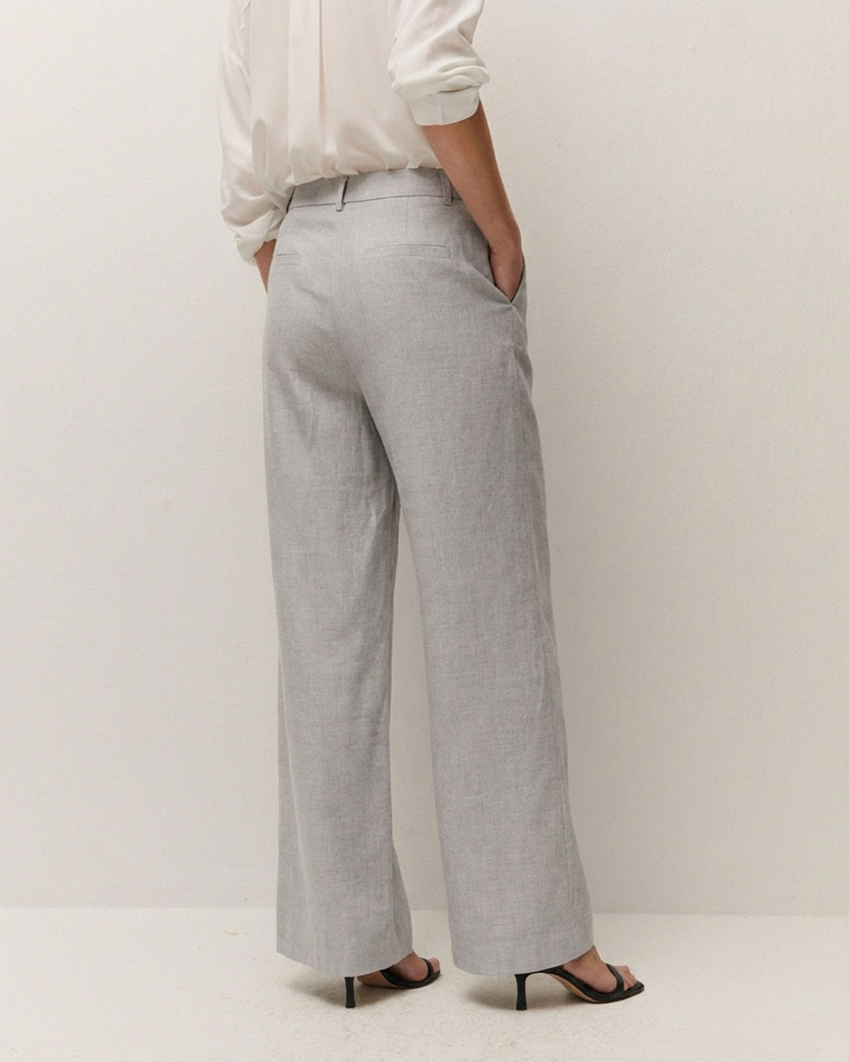 Pantalón traje fluido - Gris claro - Trasera