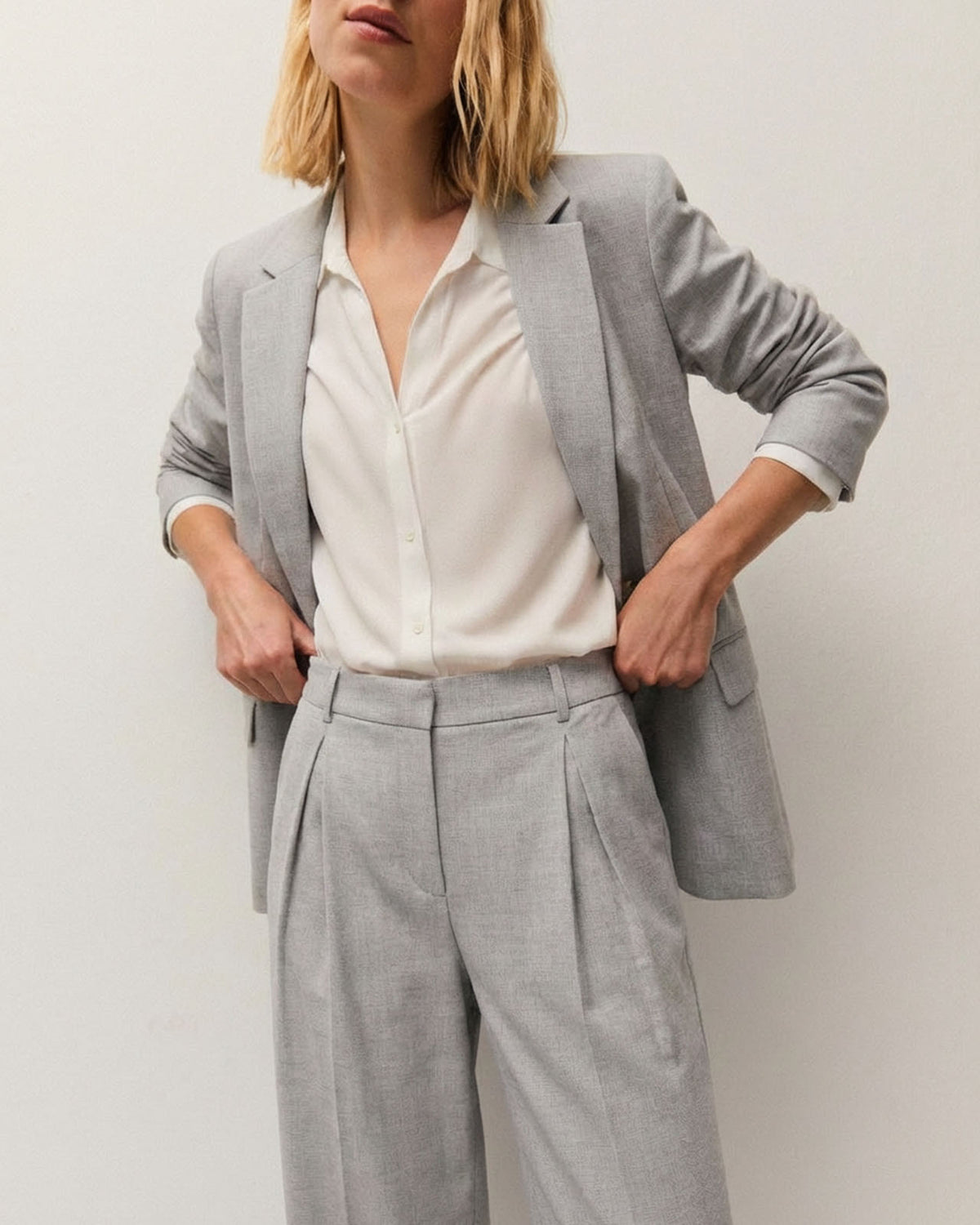 Pantalón traje fluido - Gris claro - Detalle_prenda