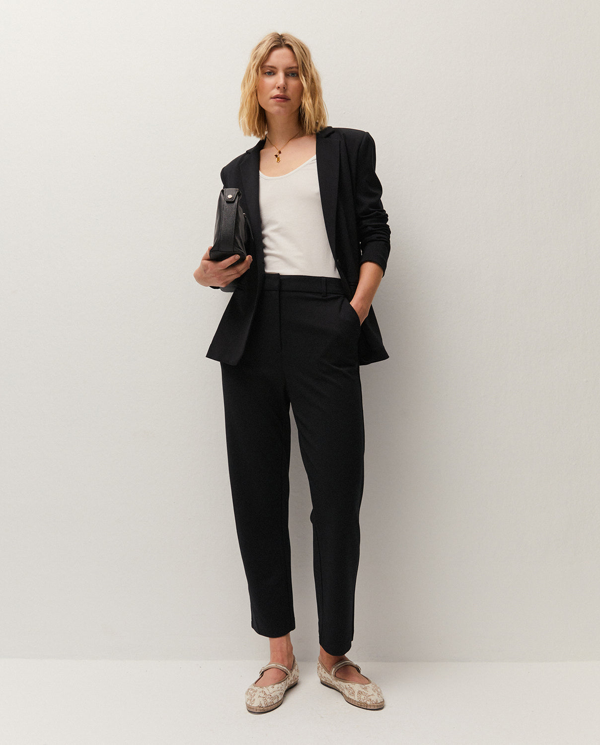 Pantalón de traje negro con pinzas, vista general
