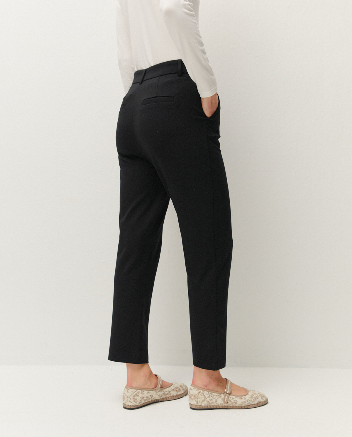 Pantalón de traje negro con pinzas, vista trasera