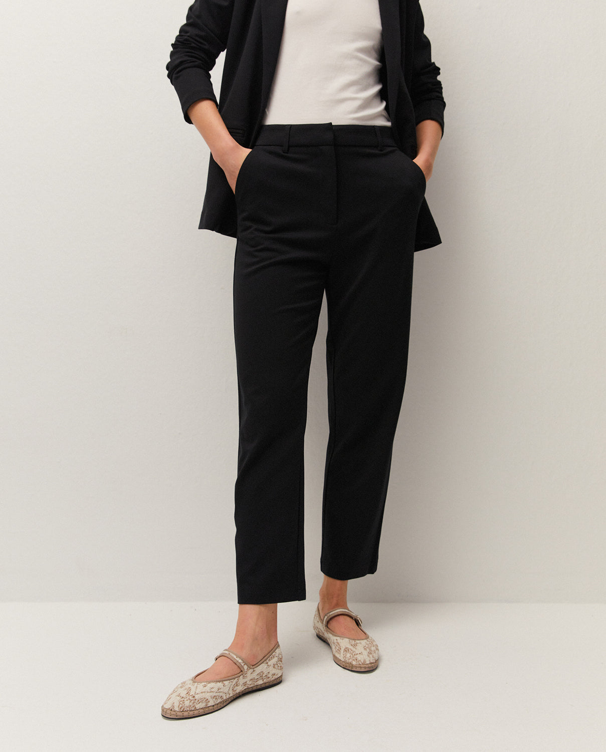 Pantalón de traje negro con pinzas, vista delantera