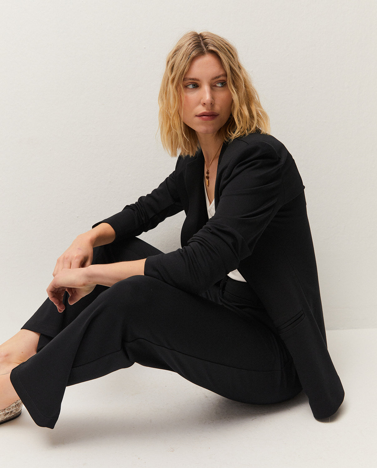 Pantalón de traje negro con pinzas, detalle de la prenda
