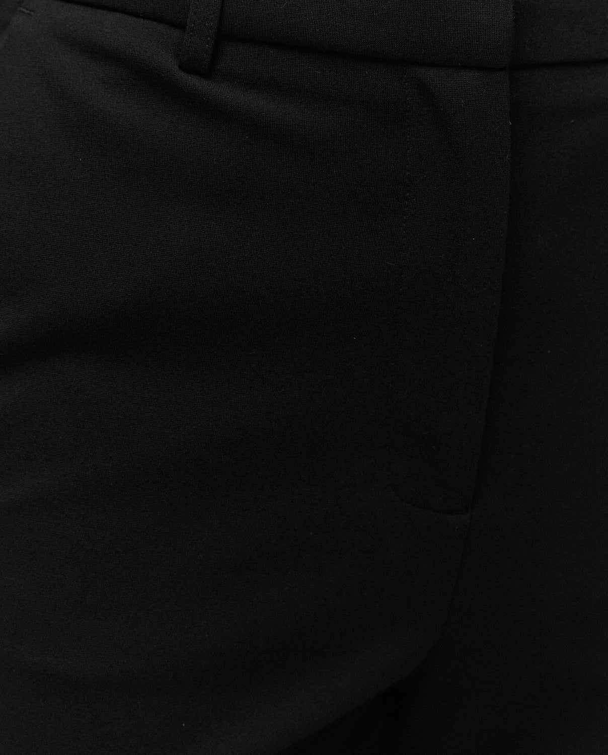 Pantalón de traje negro con pinzas, detalle del tejido